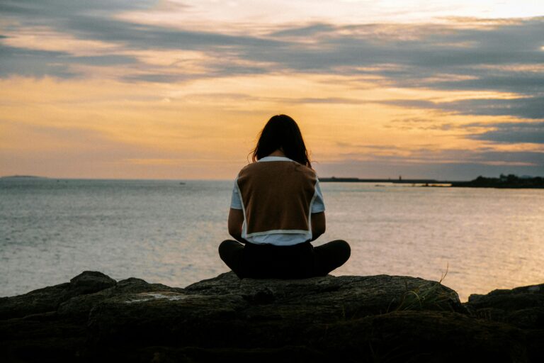 10 Clear Signs You’re Outgrowing the Relationship (And What That Really Means)