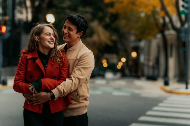 🌱 Tiny Habits That Quietly Strengthen Your Relationship (More Than Grand Gestures Do)